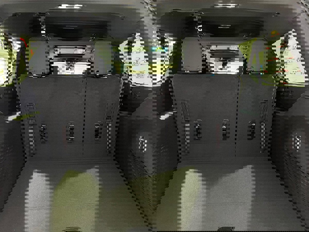 Used 2024 Chevrolet Suburban Z71 image 35