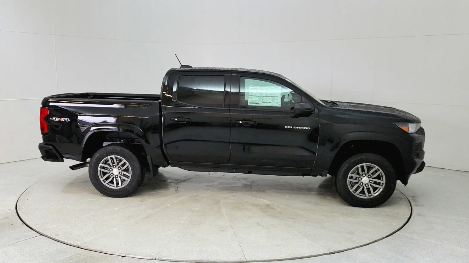 Used 2024 Chevrolet Colorado LT w/ LT Convenience Package image 8