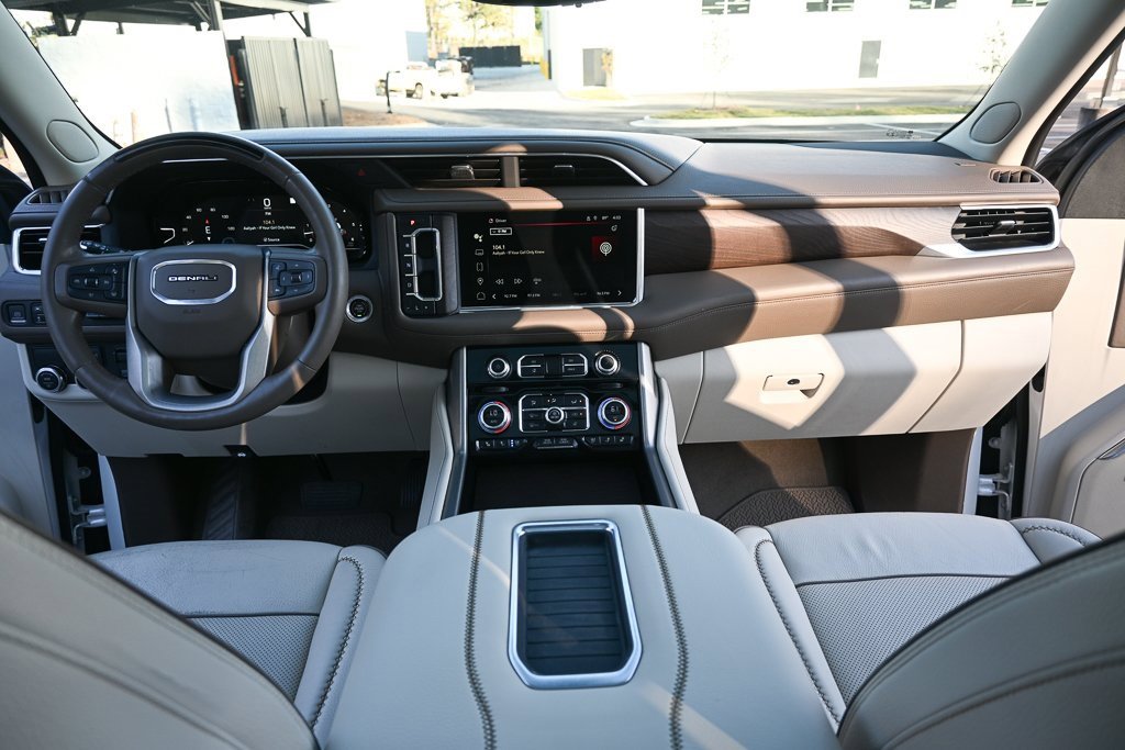Used 2023 GMC Yukon Denali w/ Denali Reserve Package image 16