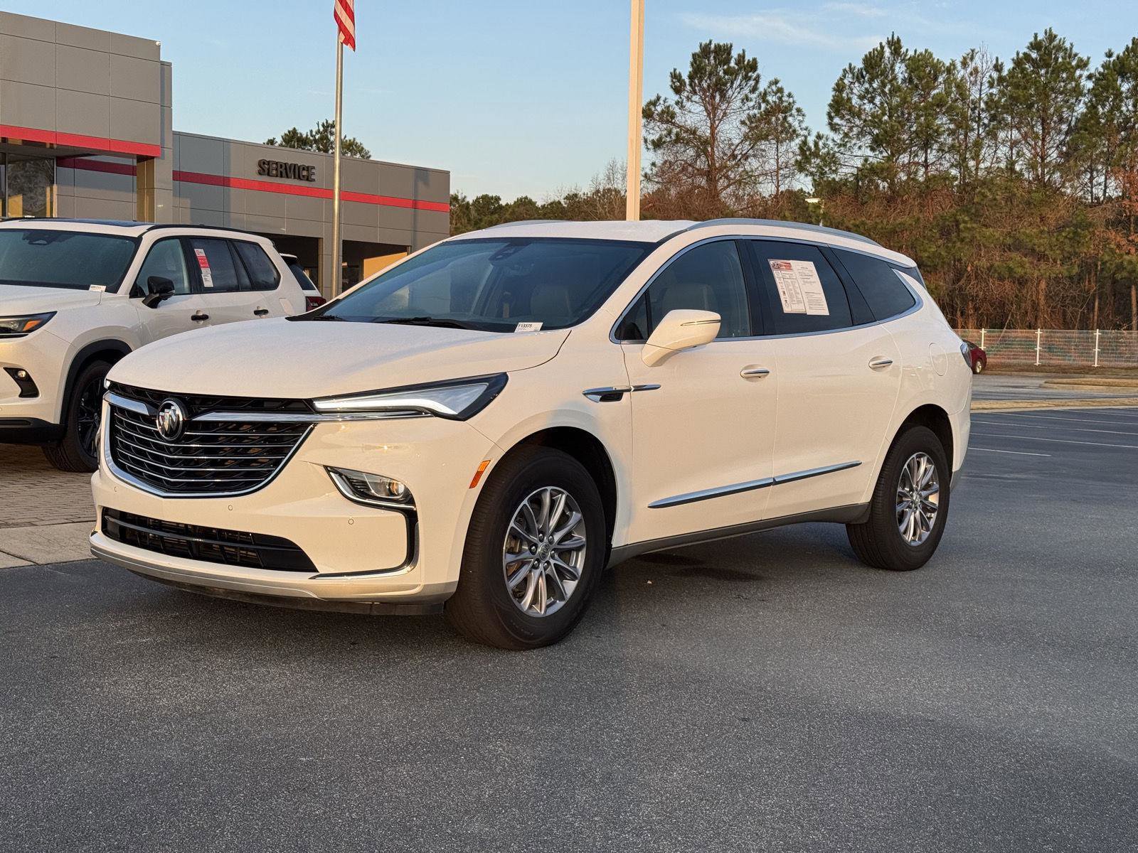 Used 2024 Buick Enclave Premium image 2