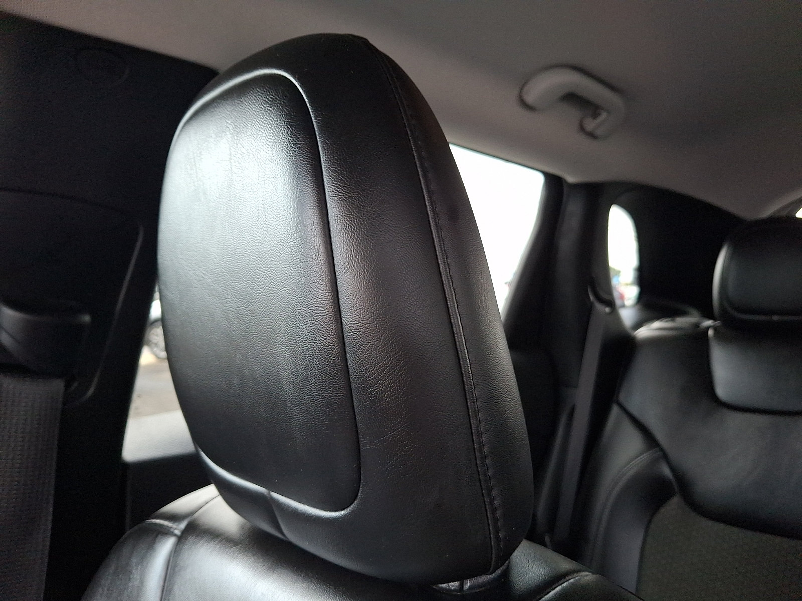 Used 2019 Jeep Cherokee Latitude Plus w/ Cold Weather Group AWD/4WD image 13