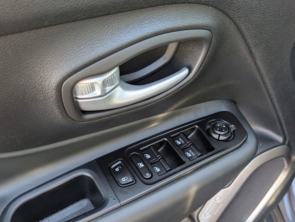 Used 2023 Jeep Renegade Limited image 23