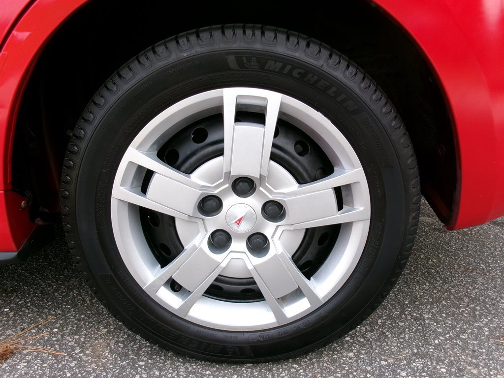 Used 2009 Pontiac Vibe w/ Preferred Package FWD image 36