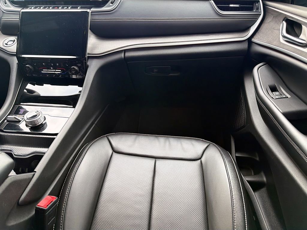 Used 2024 Jeep Grand Cherokee L Limited w/ Luxury Tech Group II image 19