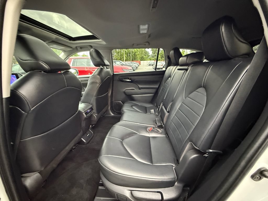 Used 2023 Toyota Highlander XLE AWD/4WD image 24