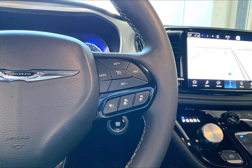 Used 2025 Chrysler Pacifica Limited FWD image 9