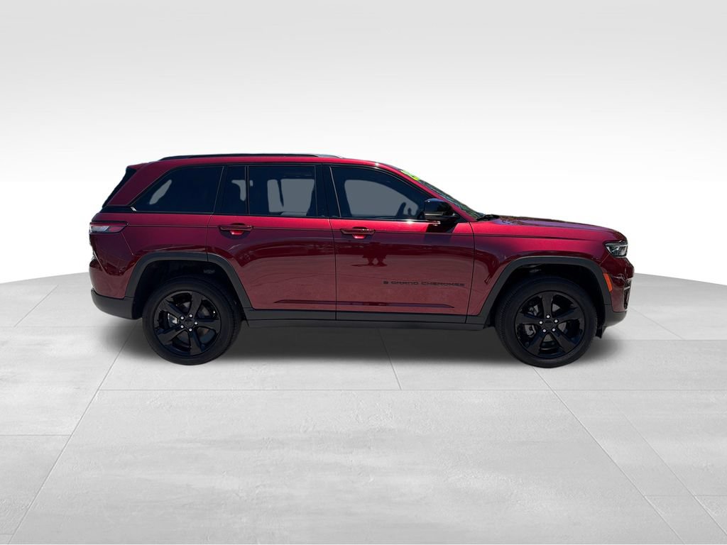 Used 2025 Jeep Grand Cherokee Altitude RWD image 9