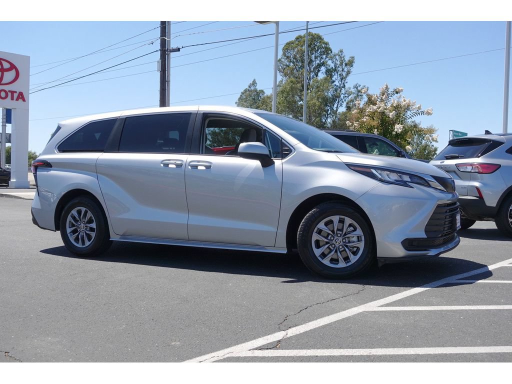 Certified 2023 Toyota Sienna LE FWD image 5