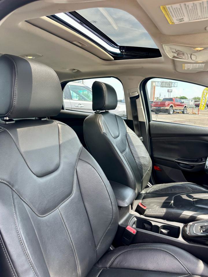 Used 2016 Ford Focus Titanium w/ Titanium Technology Package FWD image 4