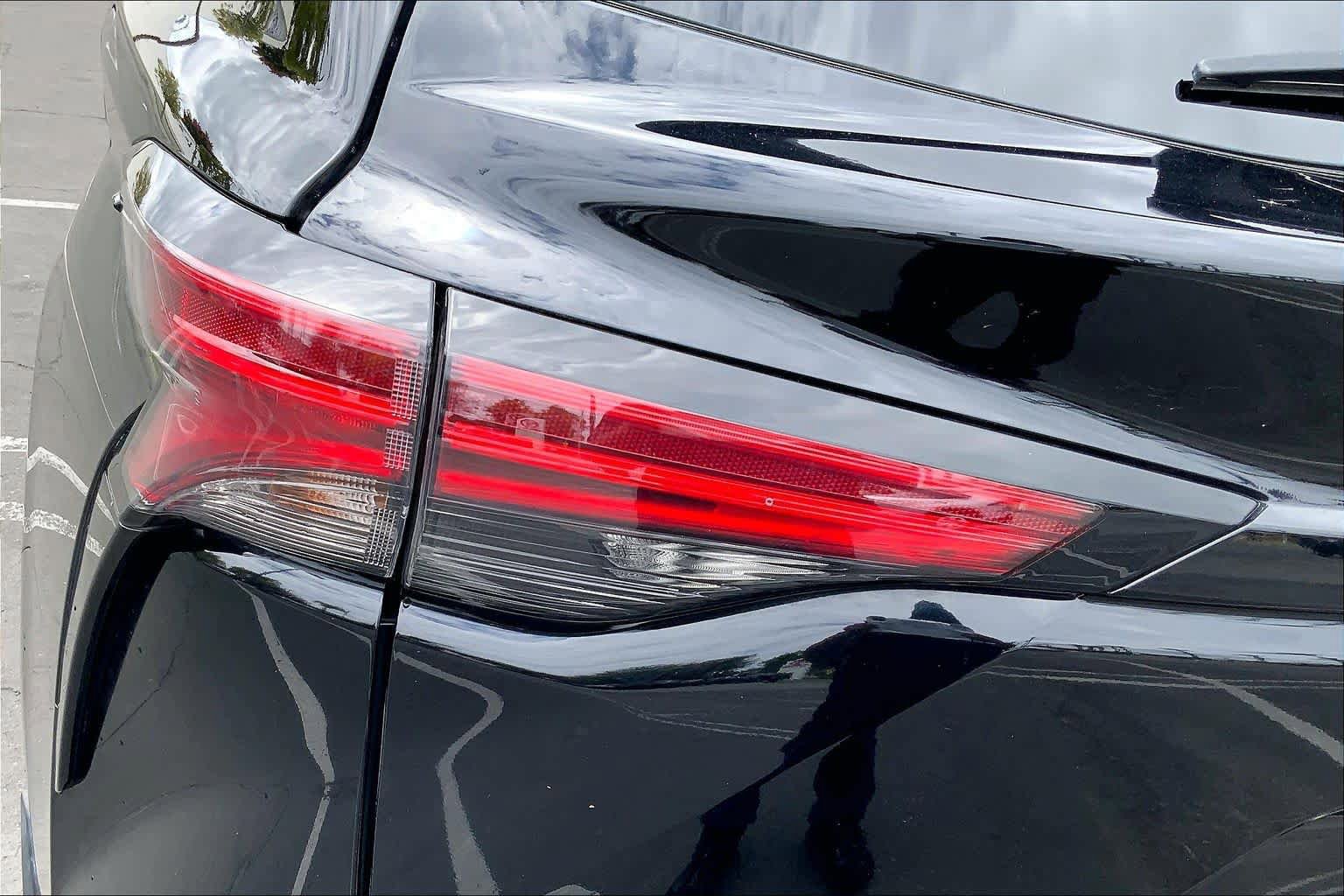 Certified 2024 Toyota Sienna Platinum FWD image 28