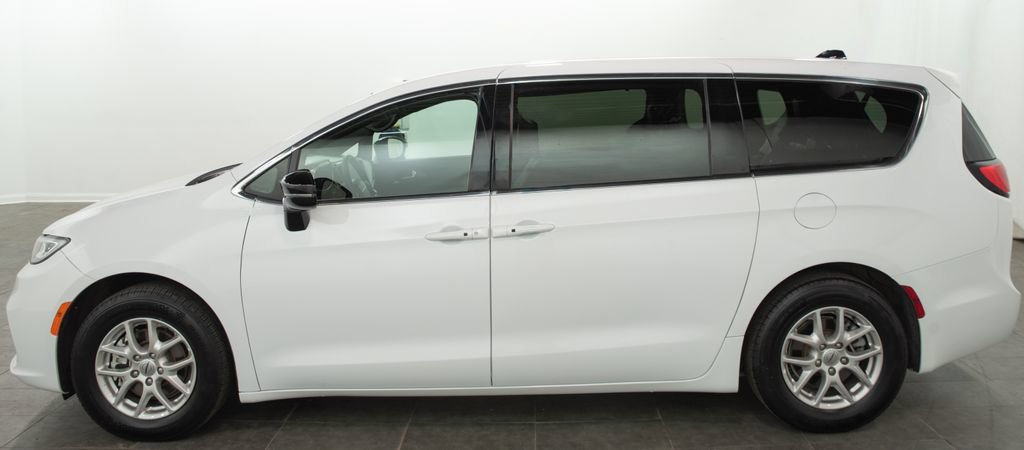 Used 2025 Chrysler Pacifica Select FWD image 5