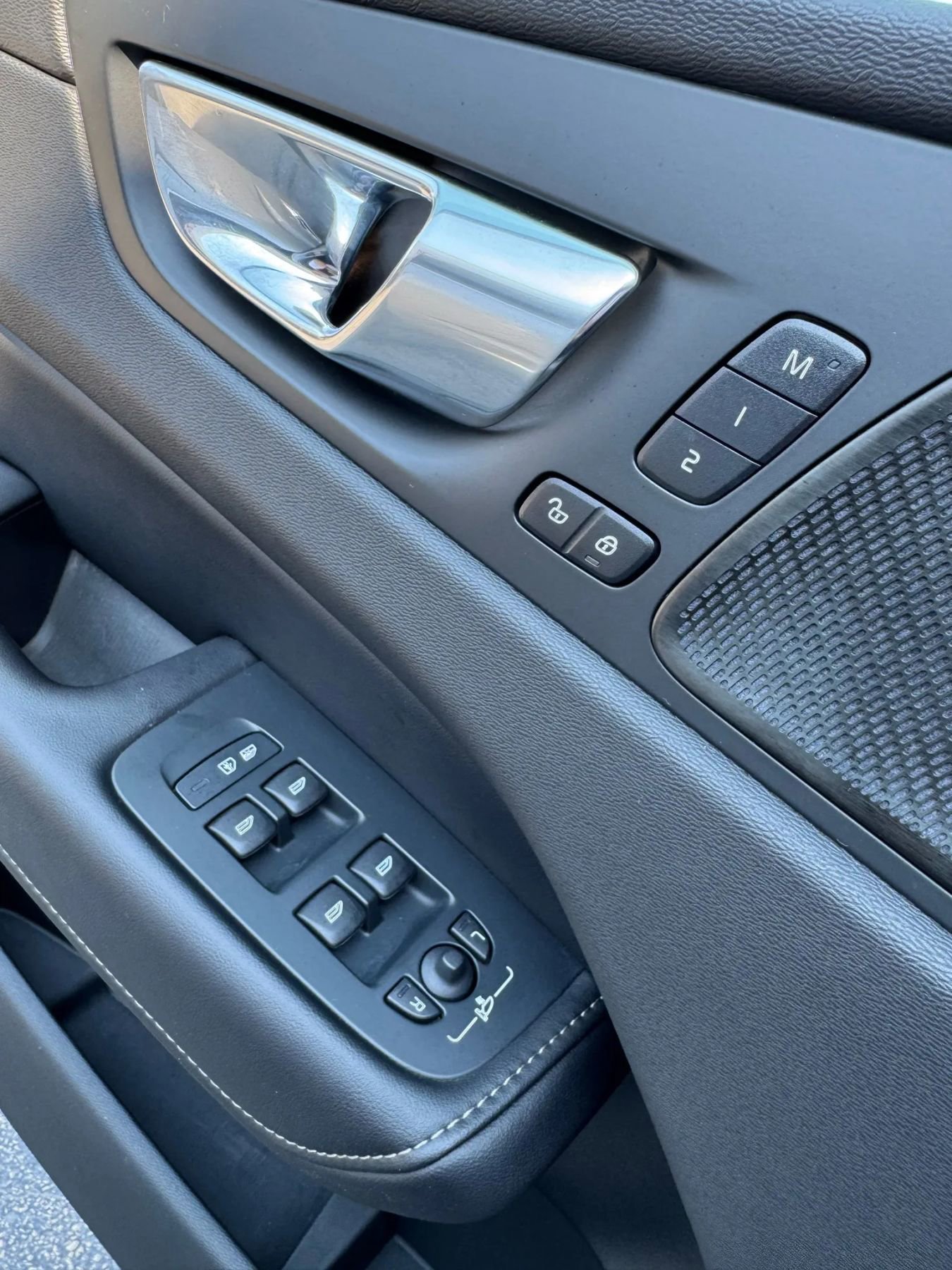 Used 2023 Volvo XC60 B5 Ultimate w/ Climate Package image 32