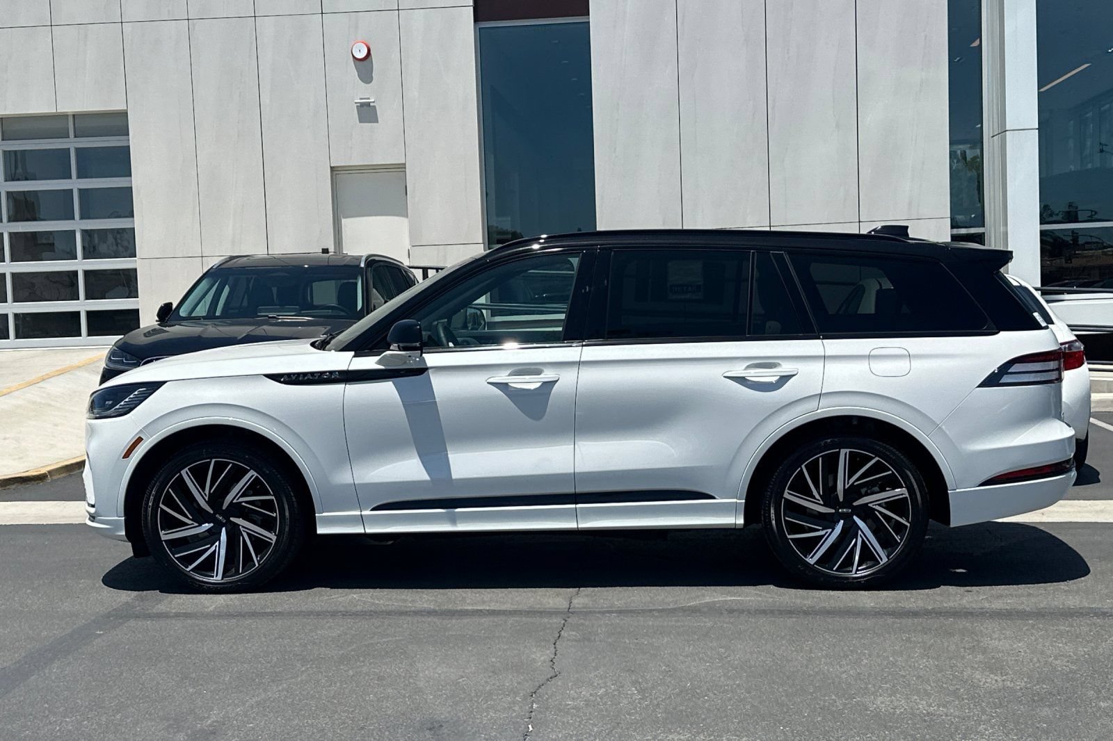 New 2026 Lincoln Aviator Black Label w/ Black Label Special Edition AWD/4WD image 6