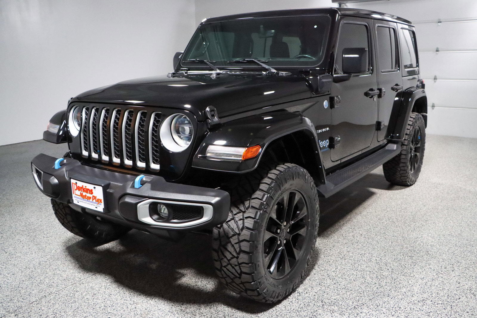 Used 2023 Jeep Wrangler Unlimited Sahara w/ Cold Weather Group AWD/4WD image 32