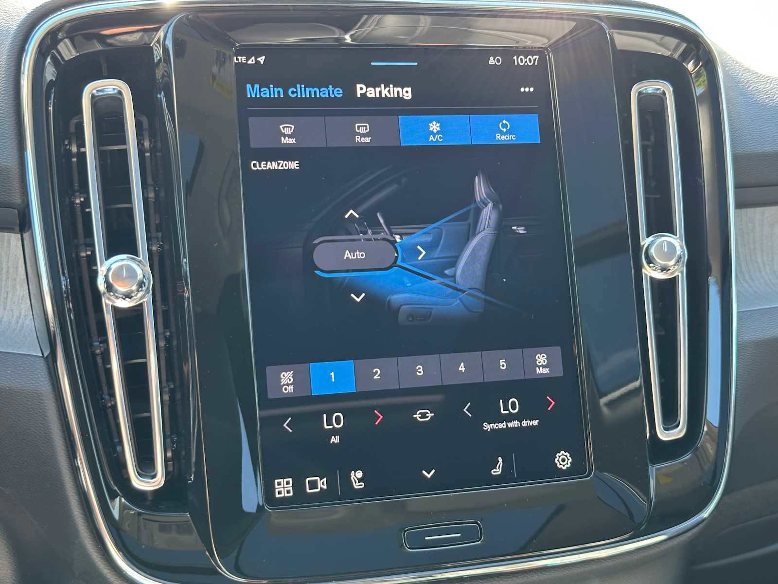 New 2025 Volvo XC40 B5 Ultra w/ Climate Package image 28