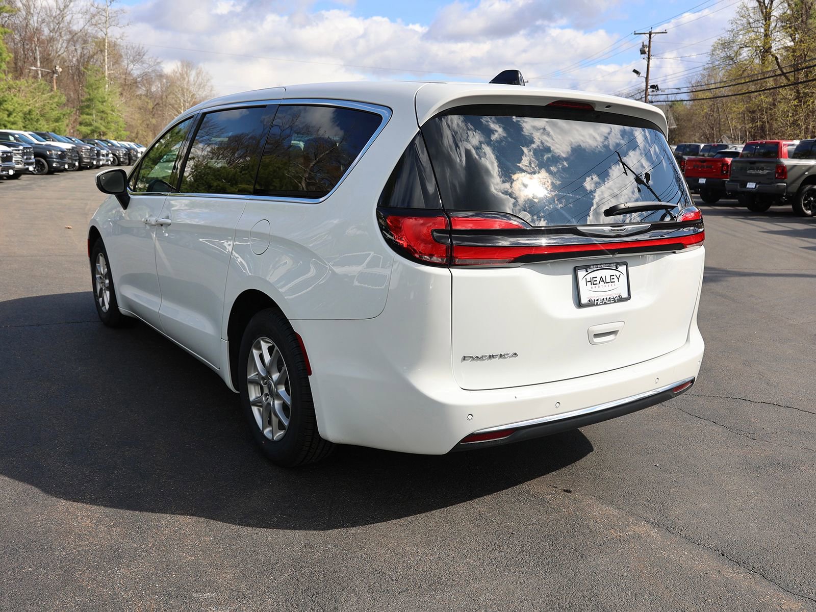 Used 2023 Chrysler Pacifica Touring-L image 5