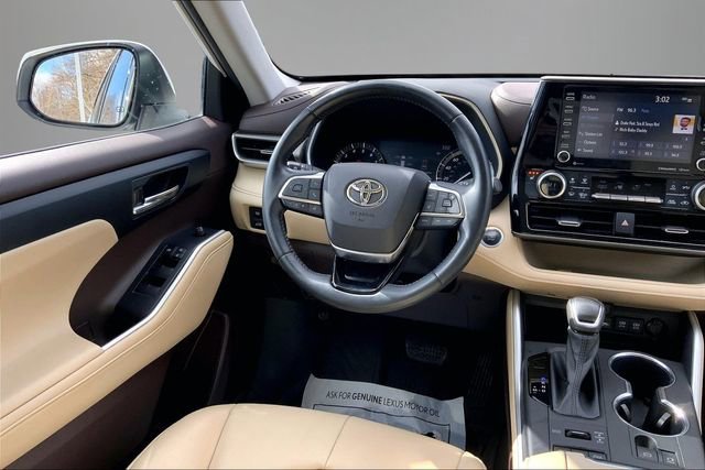 Used 2020 Toyota Highlander XLE image 11