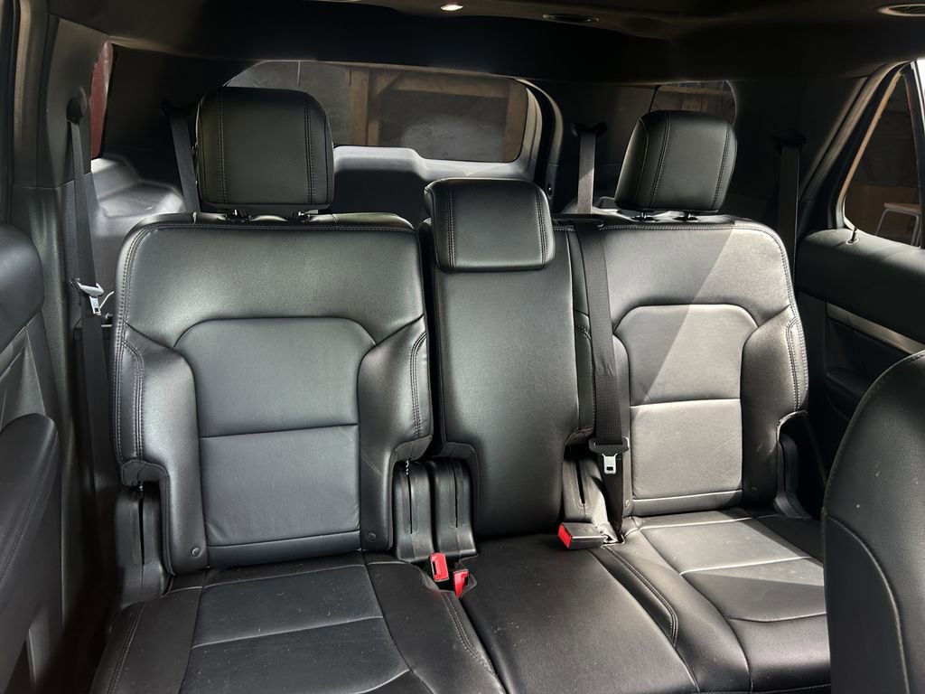 Used 2018 Ford Explorer XLT w/ Equipment Group 202A AWD/4WD image 12