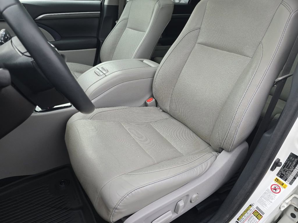 Used 2017 Toyota Highlander Limited image 24