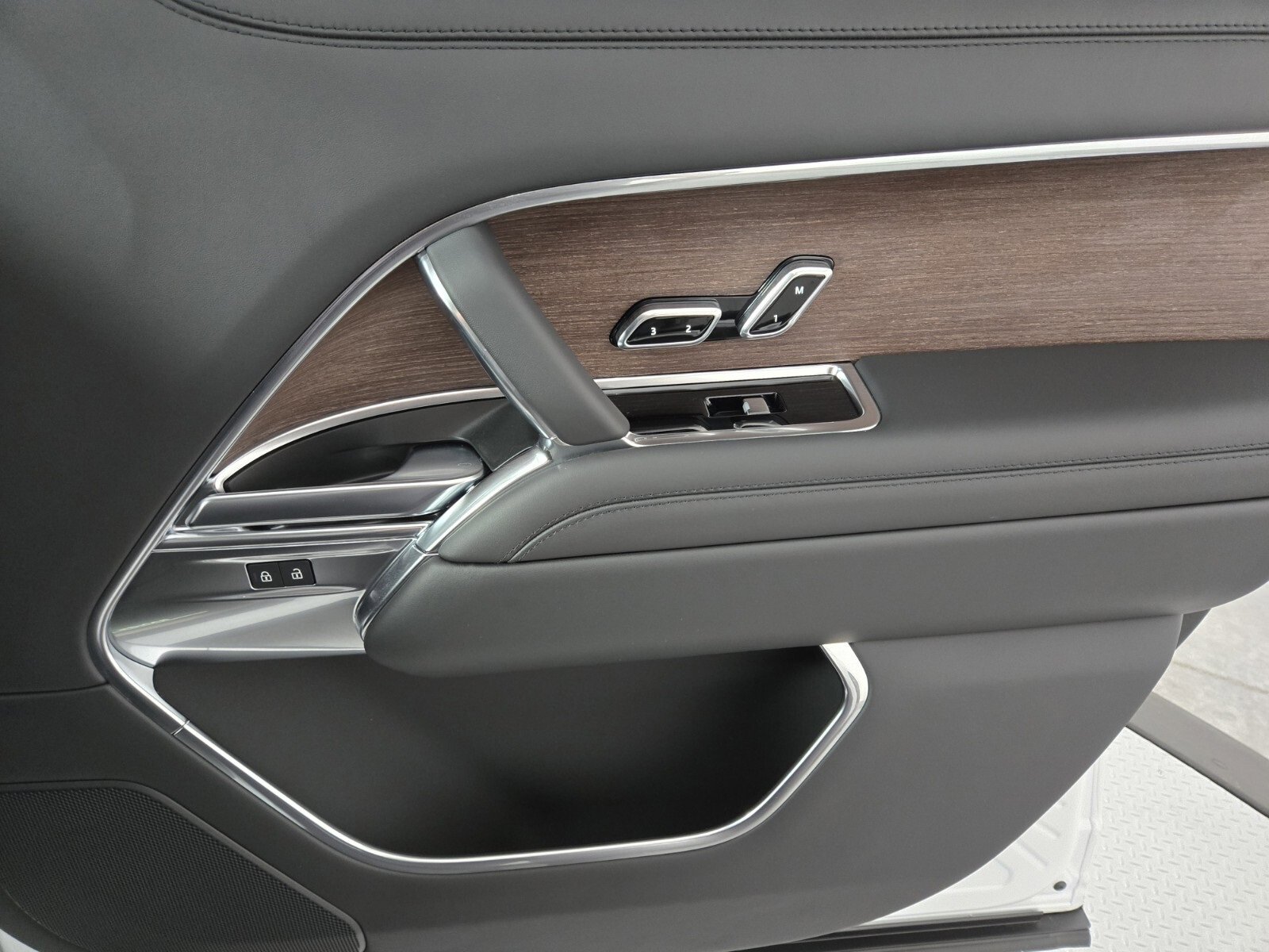 New 2025 Land Rover Range Rover Long Wheelbase SE image 18