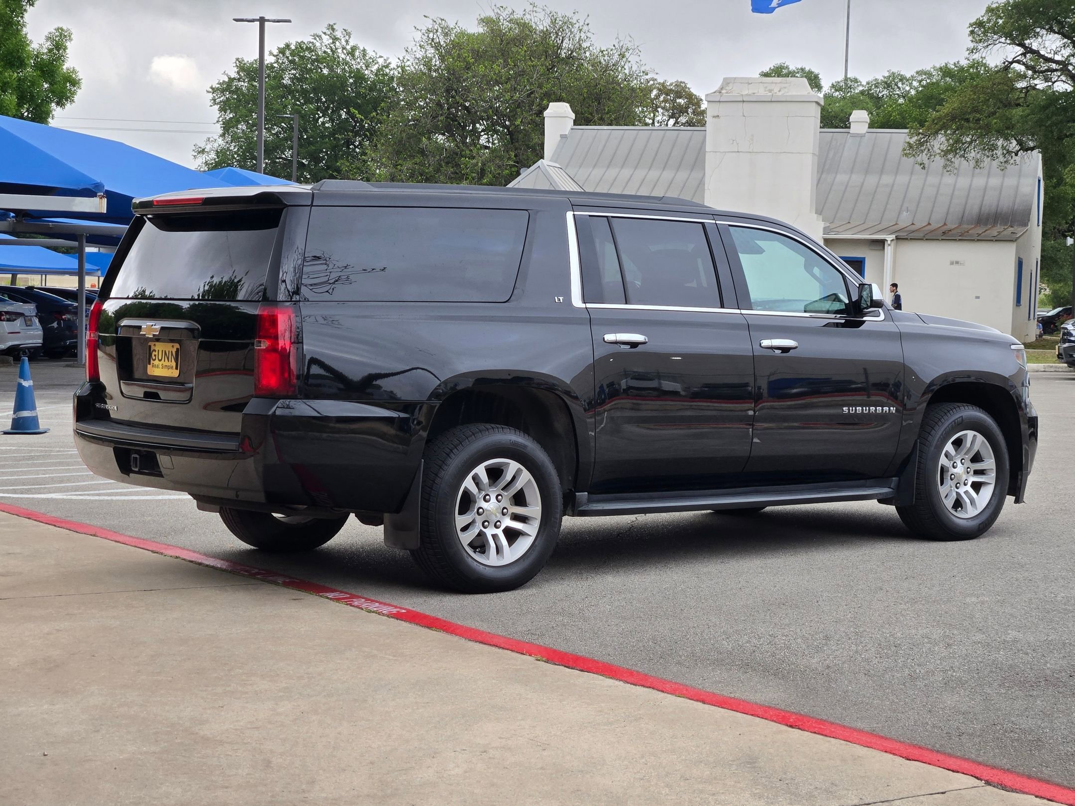 Used 2018 Chevrolet Suburban LT image 3