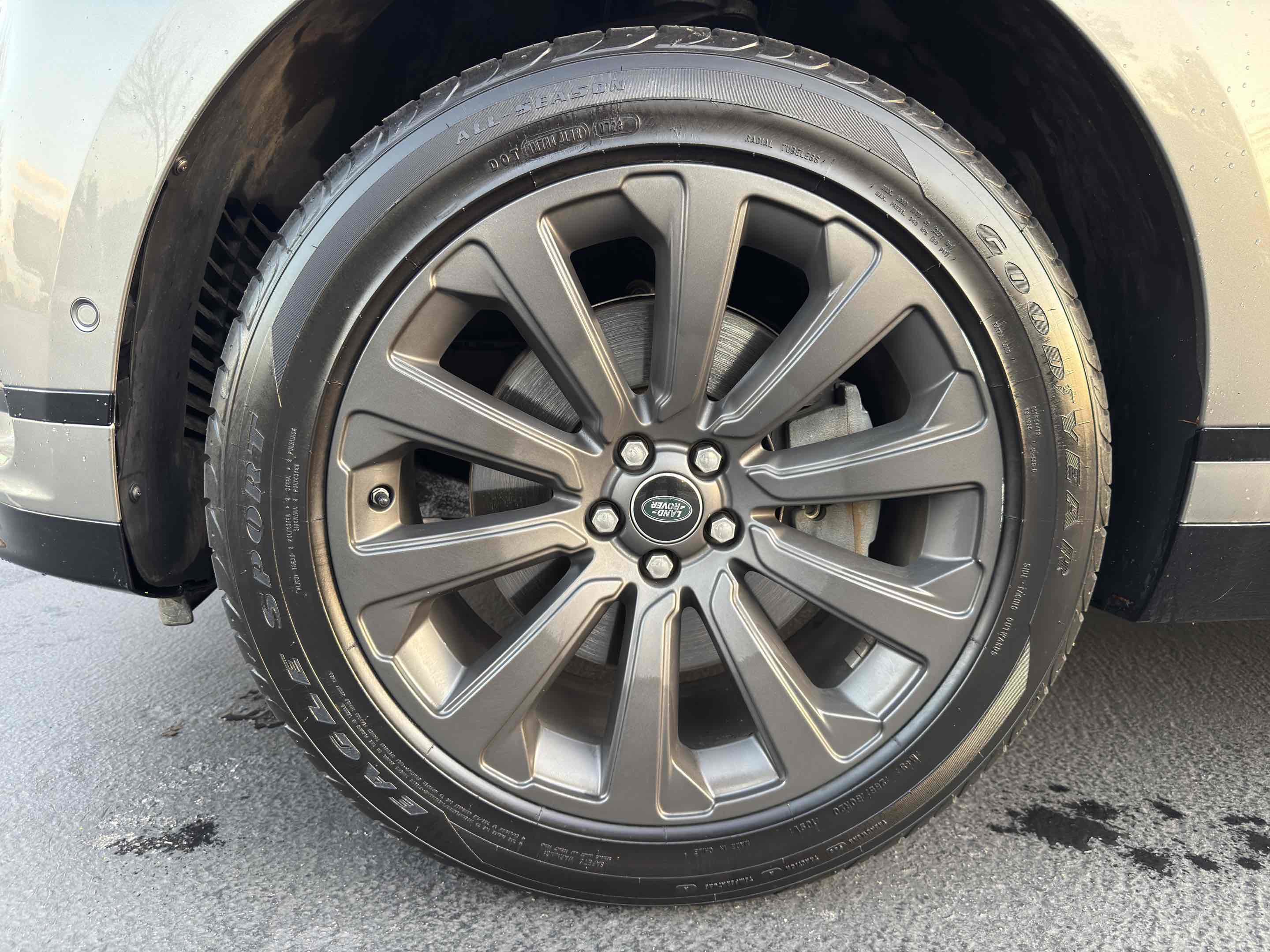 Used 2018 Land Rover Range Rover Velar R-Dynamic SE image 20