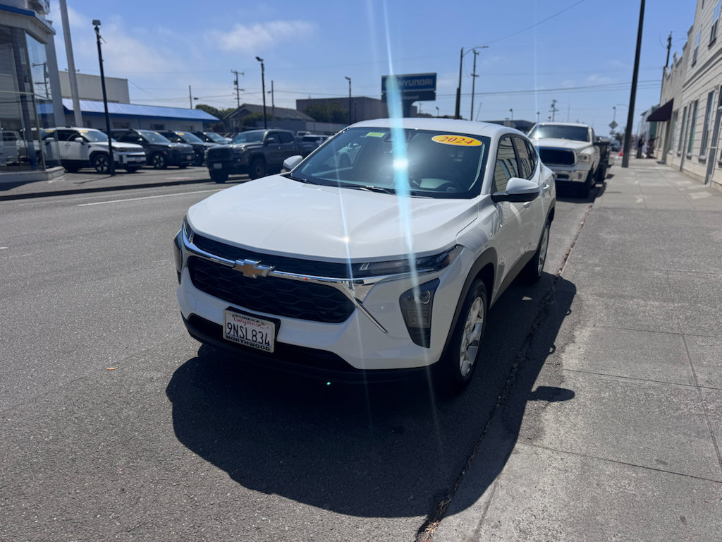 Used 2024 Chevrolet Trax LS w/ LS Convenience Package FWD image 2