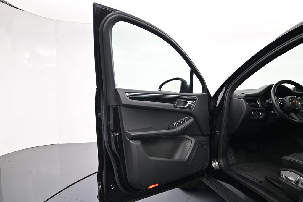 Certified 2025 Porsche Macan AWD/4WD image 16