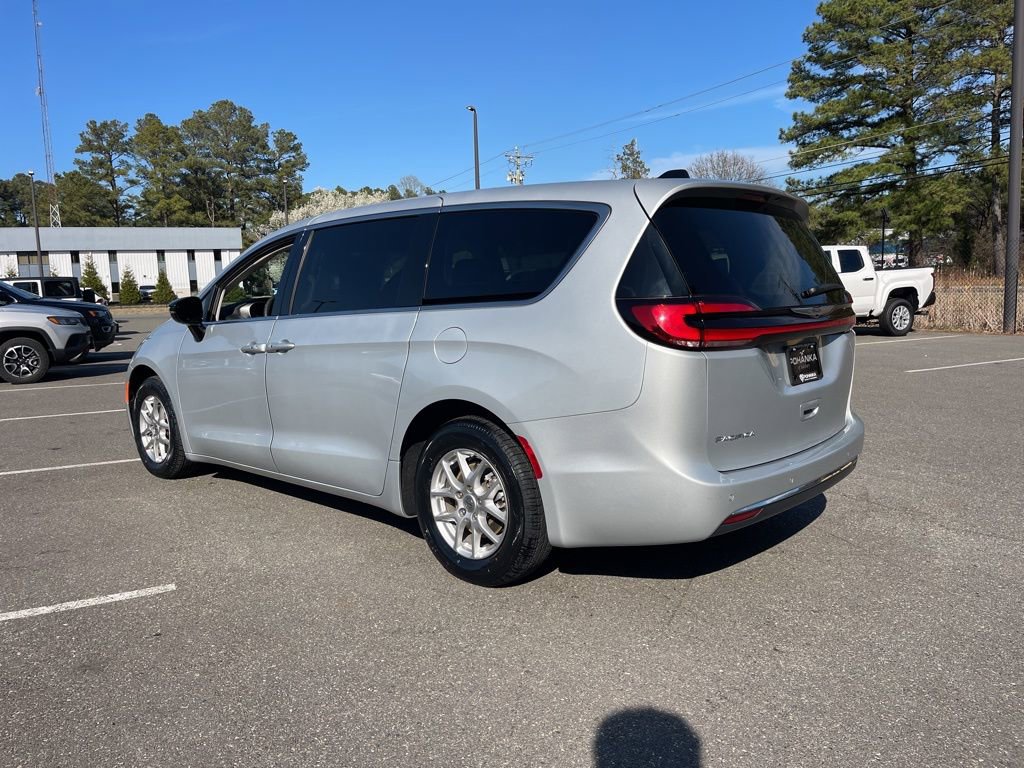 Used 2024 Chrysler Pacifica Touring-L FWD image 11