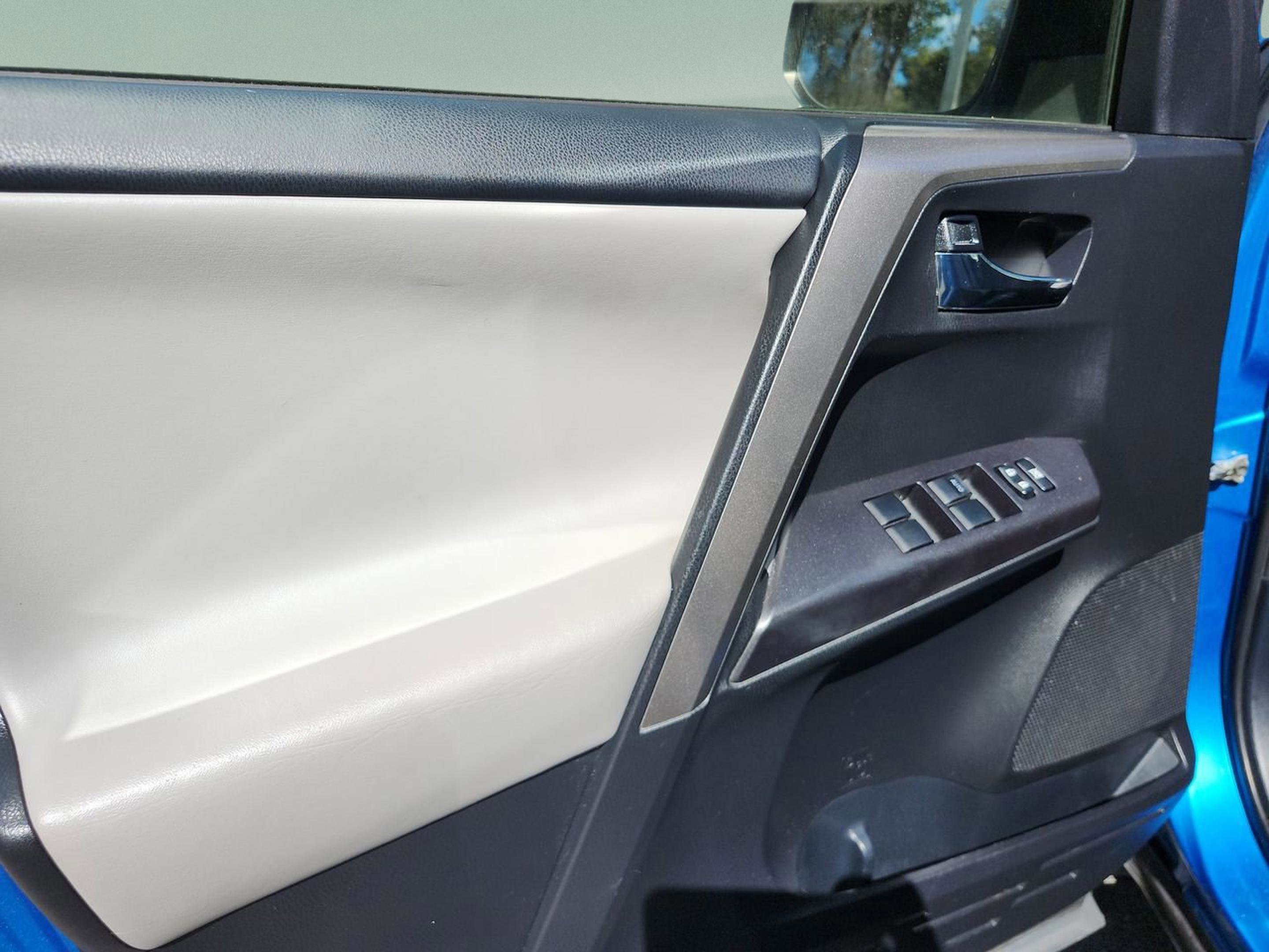 Used 2018 Toyota RAV4 XLE image 16