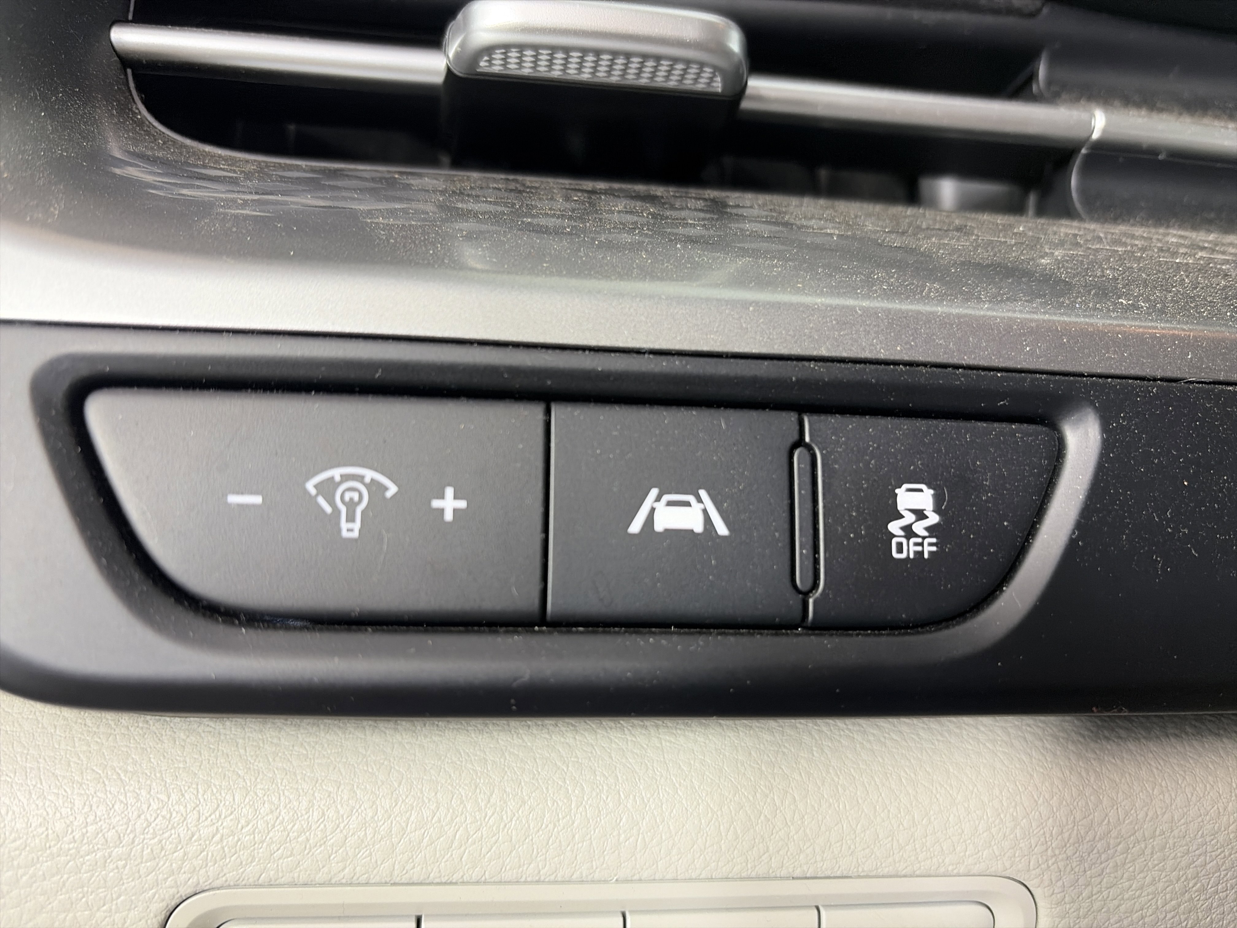 Used 2024 Kia Carnival LX image 34