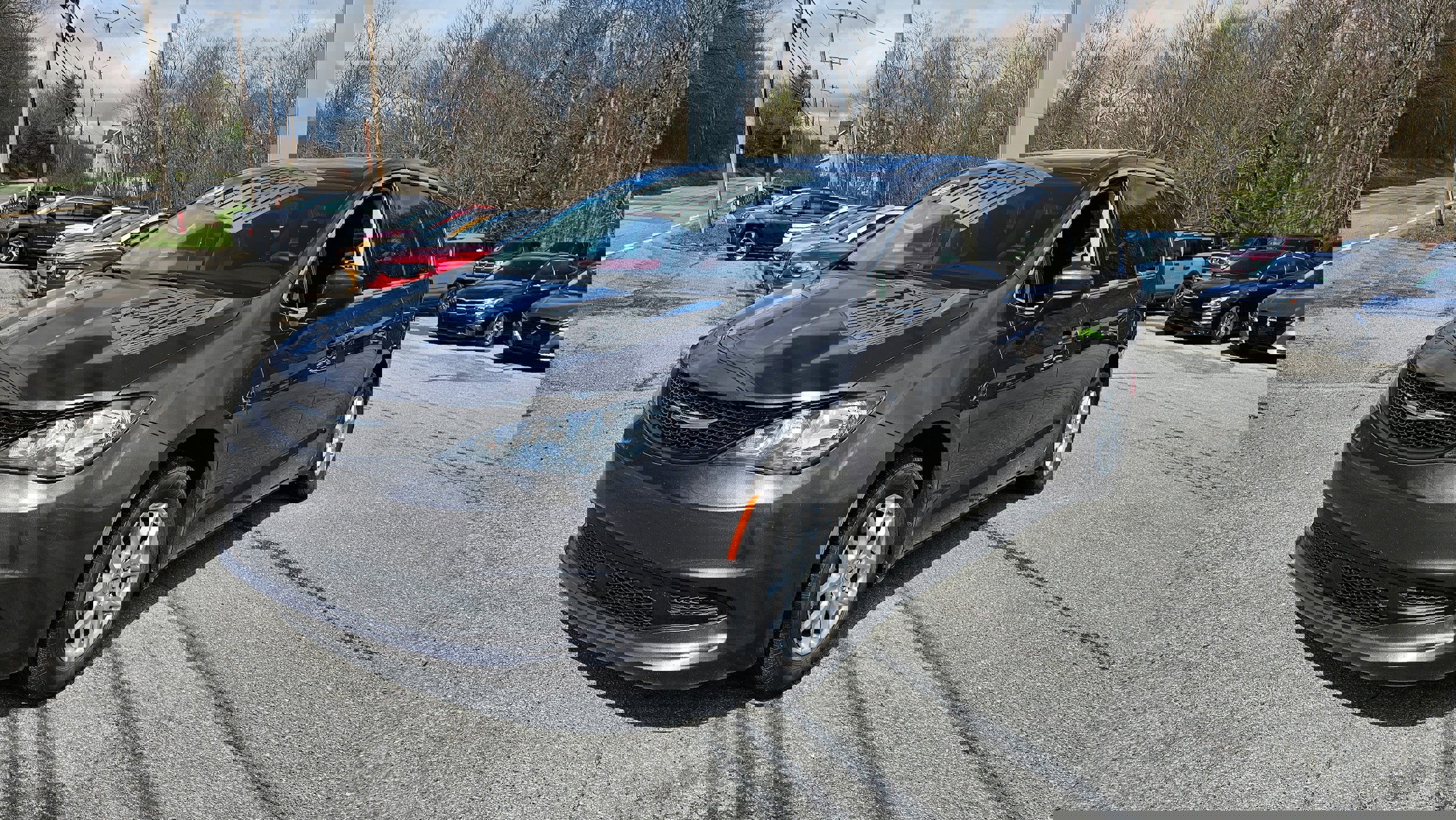 Used 2023 Chrysler Voyager LX image 1