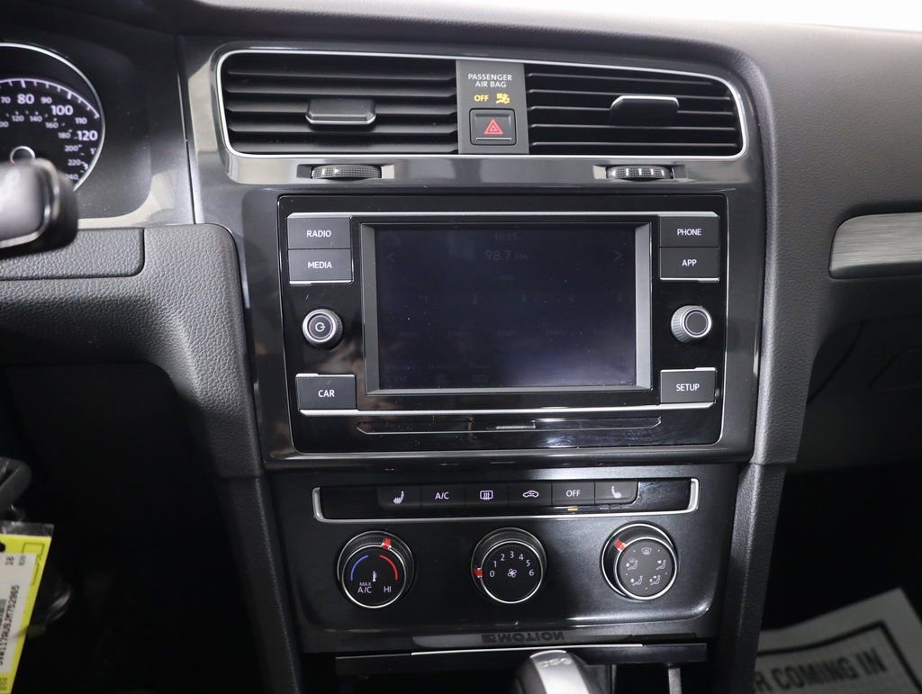 Used 2018 Volkswagen Golf S image 21