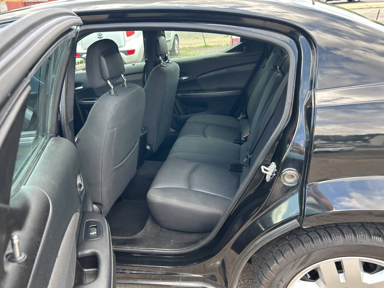 Used 2014 Dodge Avenger SE FWD image 17