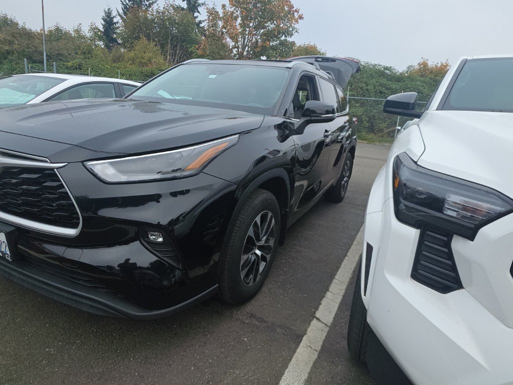 Used 2022 Toyota Highlander XLE AWD/4WD image 1