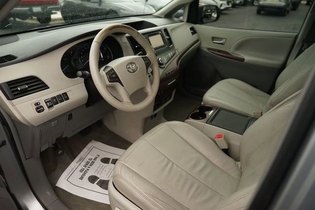 Used 2013 Toyota Sienna XLE w/ Entertainment Pkg FWD image 7