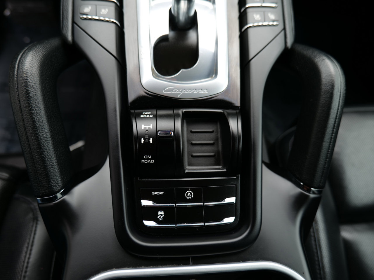 Used 2016 Porsche Cayenne image 33