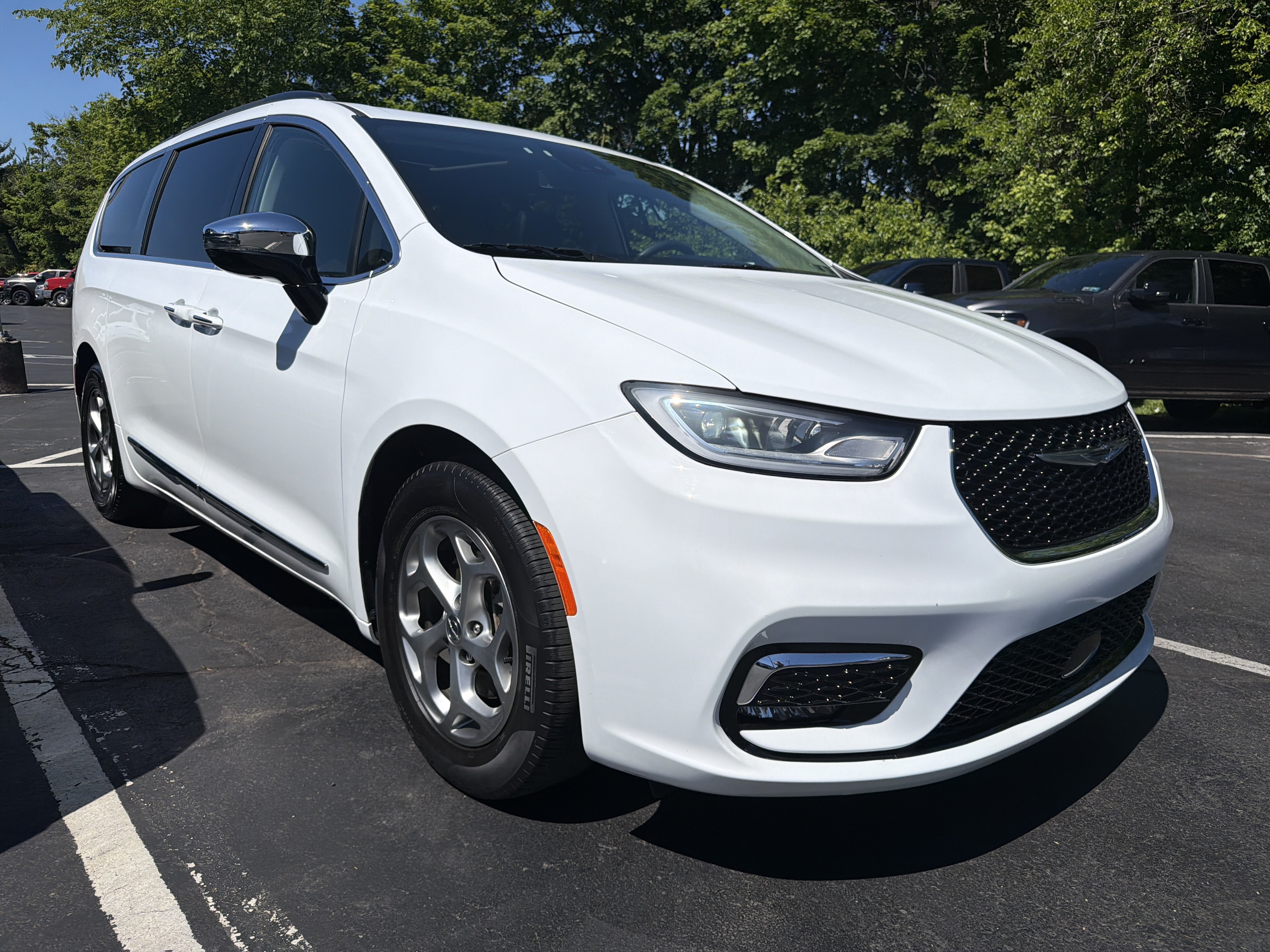 Used 2023 Chrysler Pacifica Limited FWD image 1