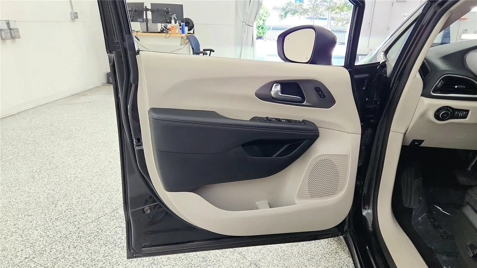 Used 2023 Chrysler Pacifica Touring-L FWD image 31
