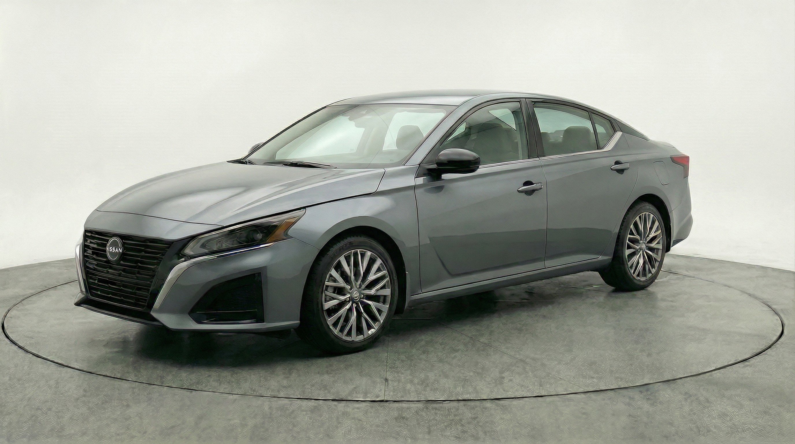 Used 2025 Nissan Altima 2.5 SV FWD image 3
