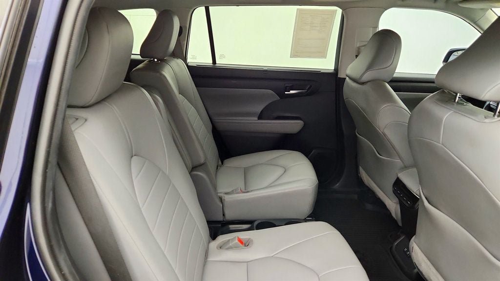 Used 2020 Toyota Highlander XLE FWD image 23