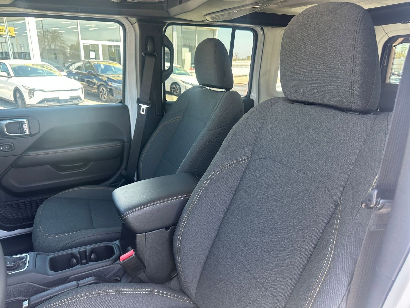 Used 2025 Jeep Wrangler Sahara image 36