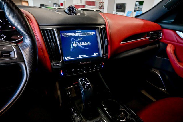 Used 2020 Maserati Levante AWD/4WD image 33