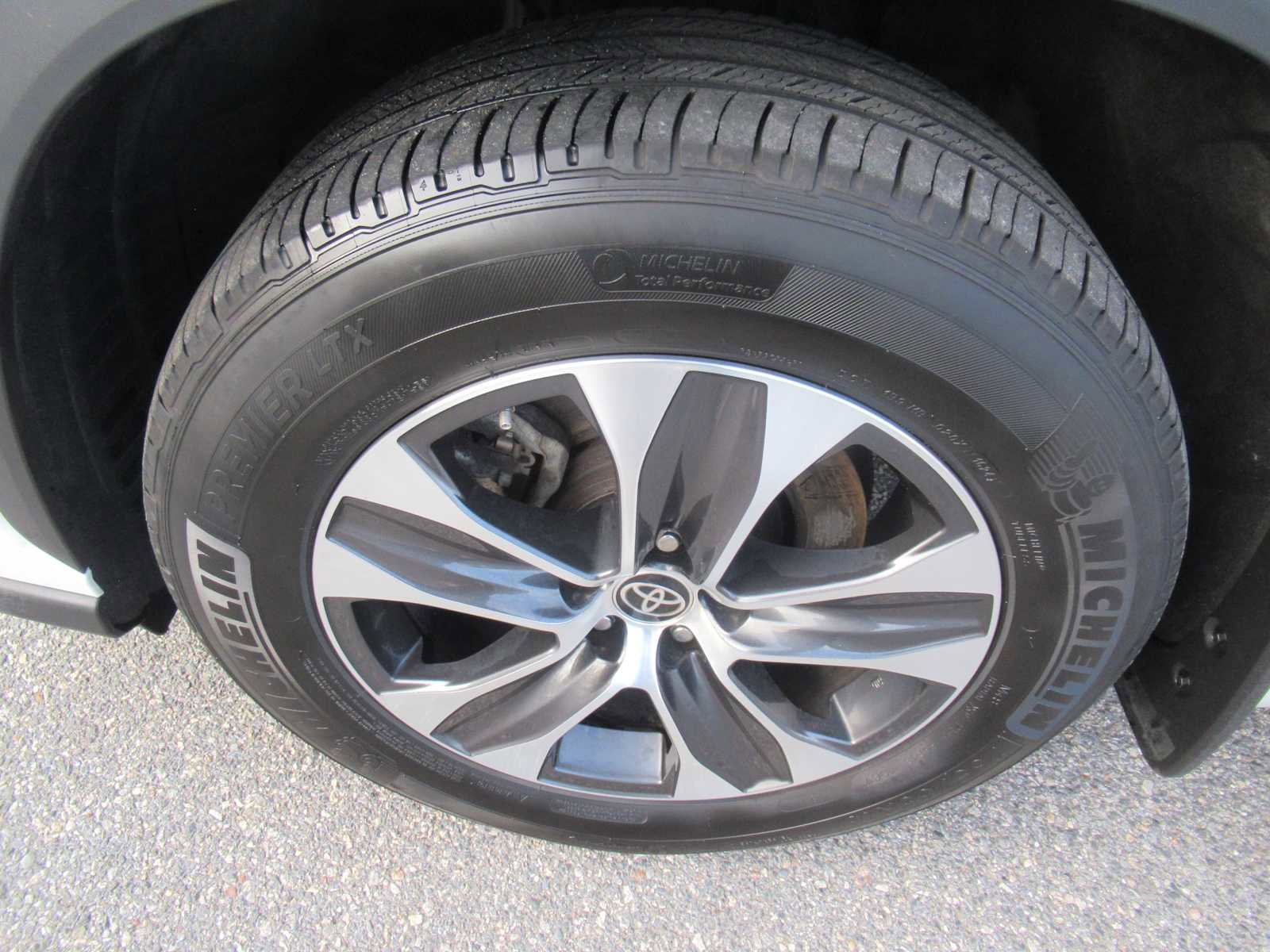 Used 2022 Toyota Highlander XLE image 11