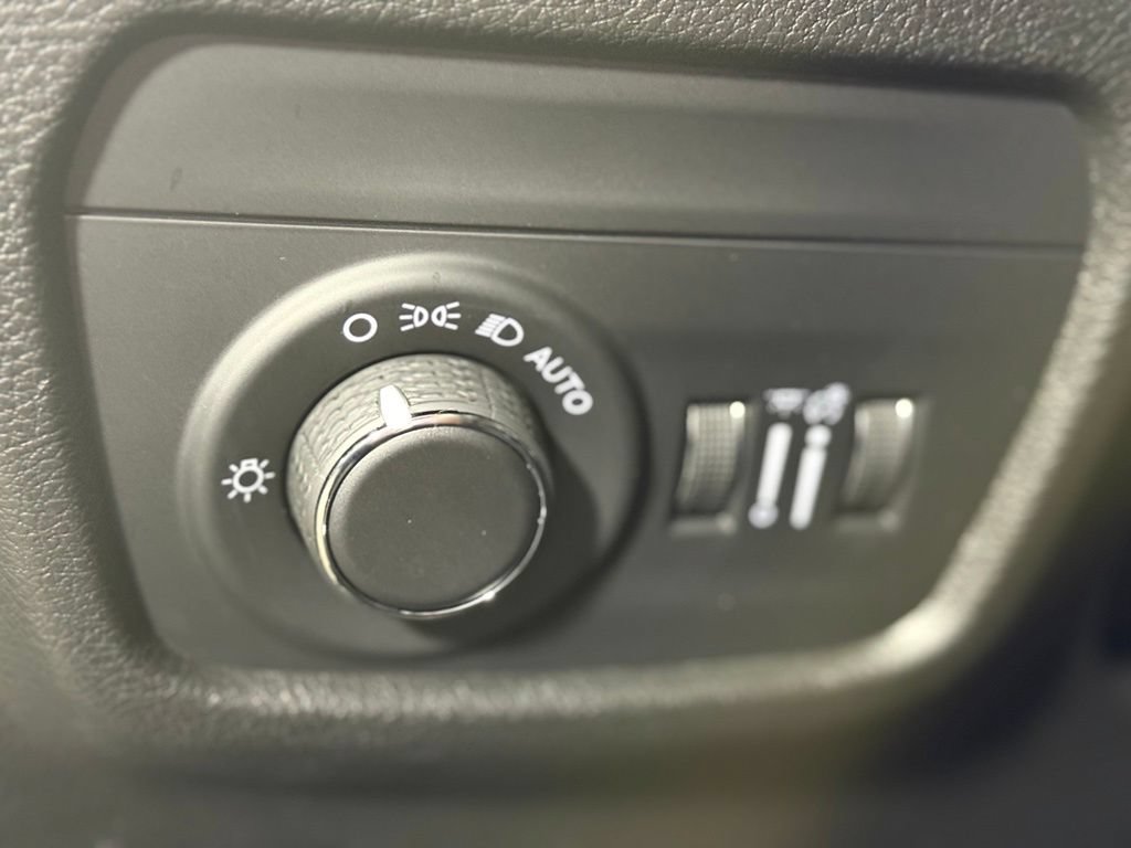 Used 2025 Jeep Grand Cherokee Altitude AWD/4WD image 18