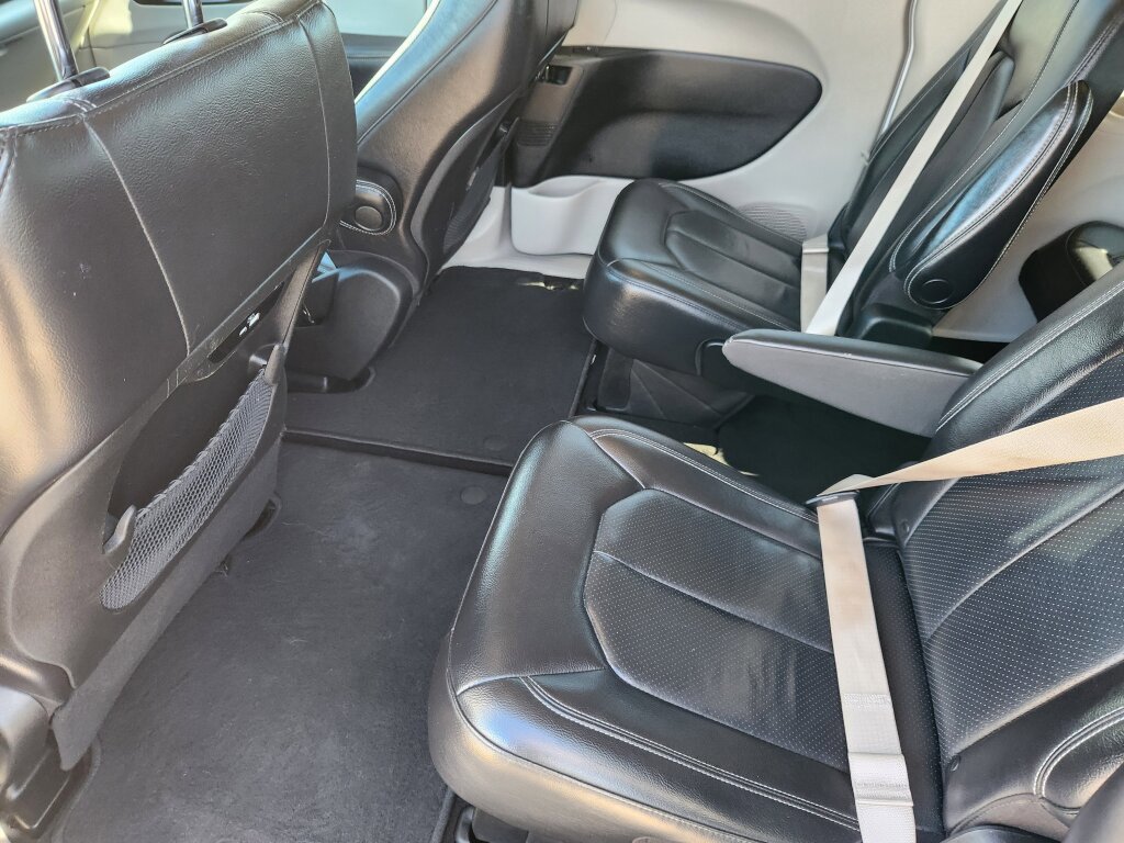 Used 2022 Chrysler Pacifica Touring-L image 9