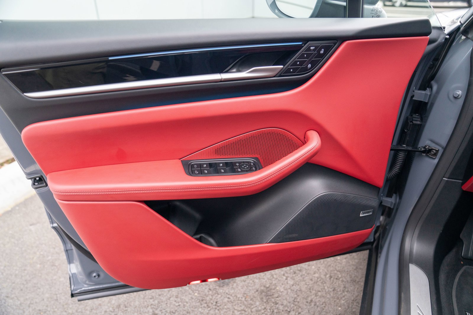 Certified 2025 Porsche Macan Electric image 10