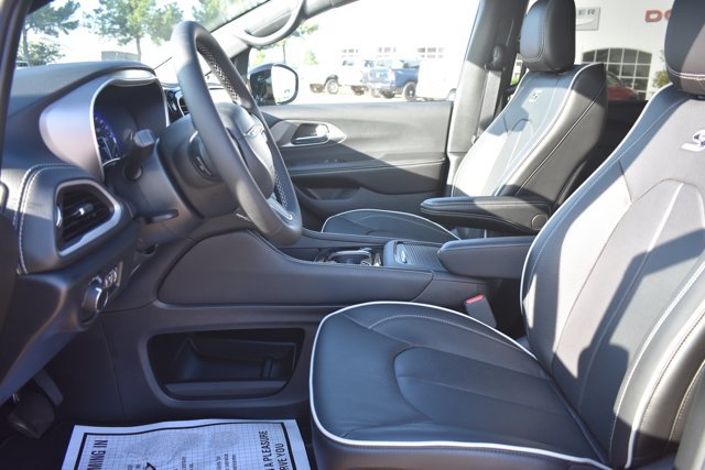 New 2027 Chrysler Pacifica Limited w/ Family Tech Group FWD image 15