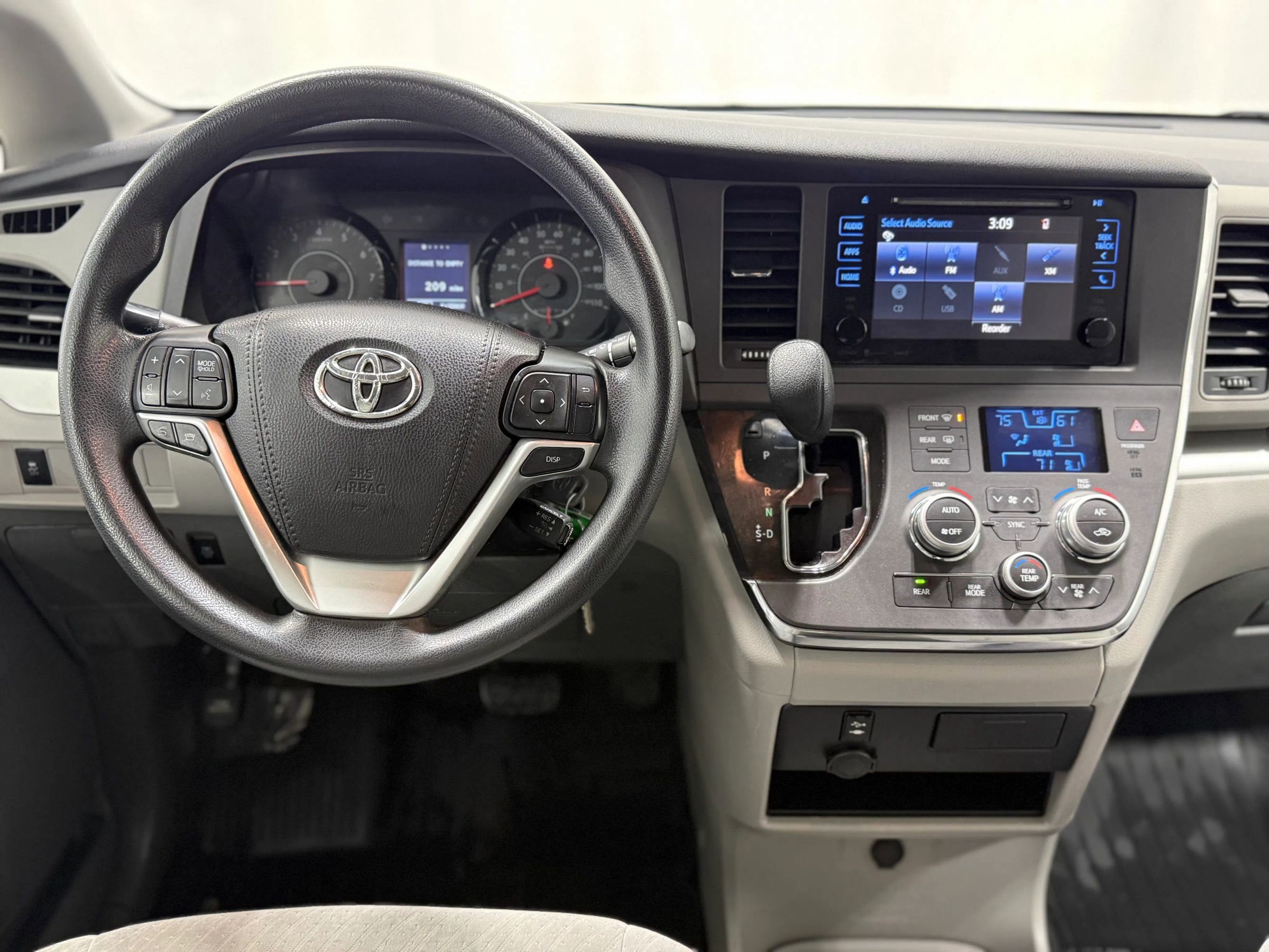 Used 2017 Toyota Sienna LE image 15