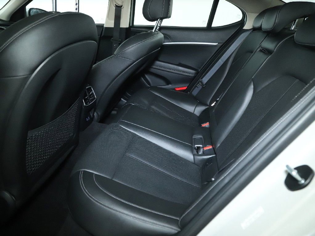 Used 2025 Genesis G70 2.5T image 14